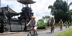 bali cycling ubud - temples